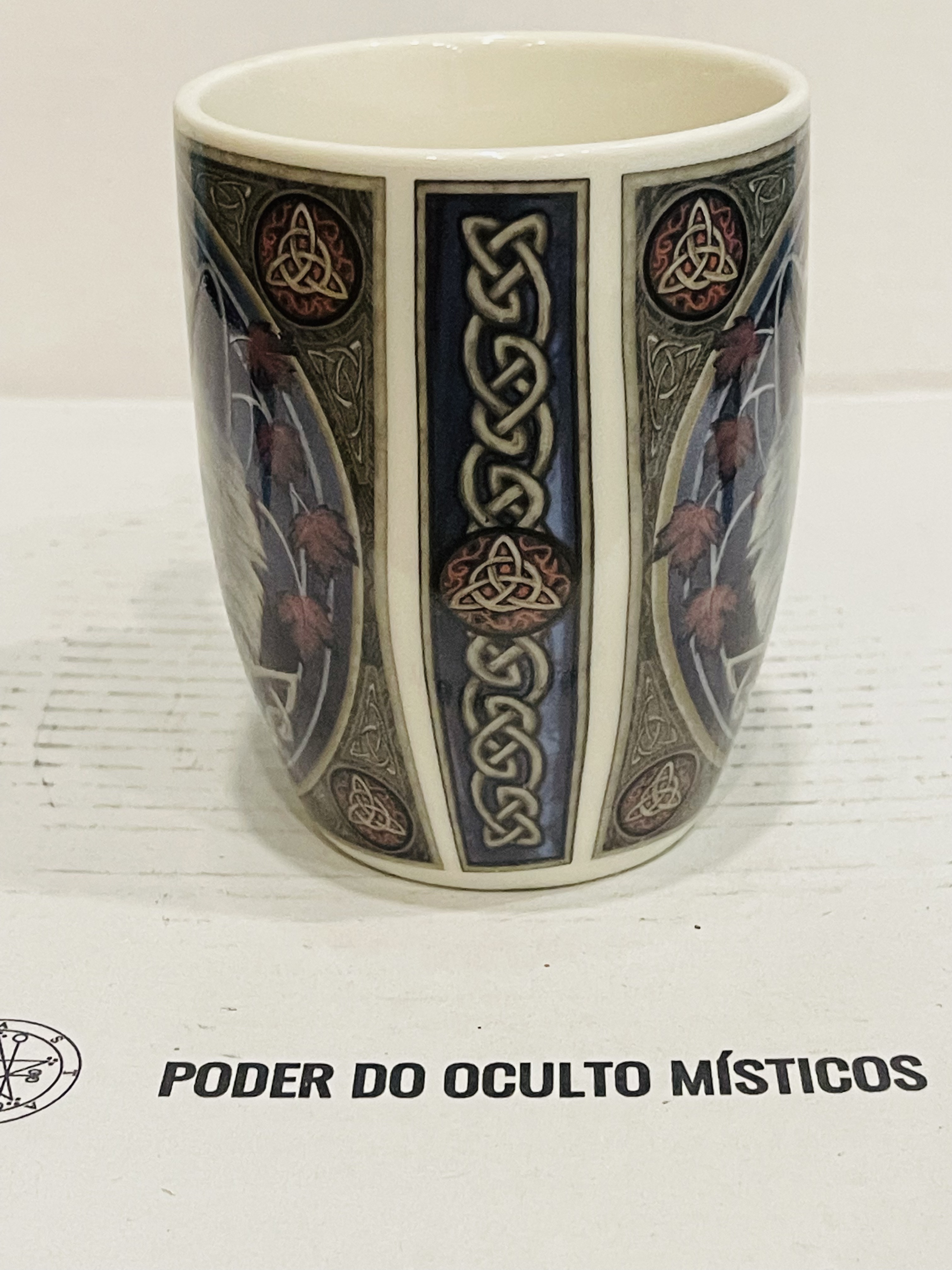 CANECA PORCELANA LOBO MISTICO 