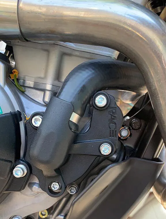 Protetor Tampa da Bomba D´Água KTM e HUSQVARNA 4 tempos - Preta