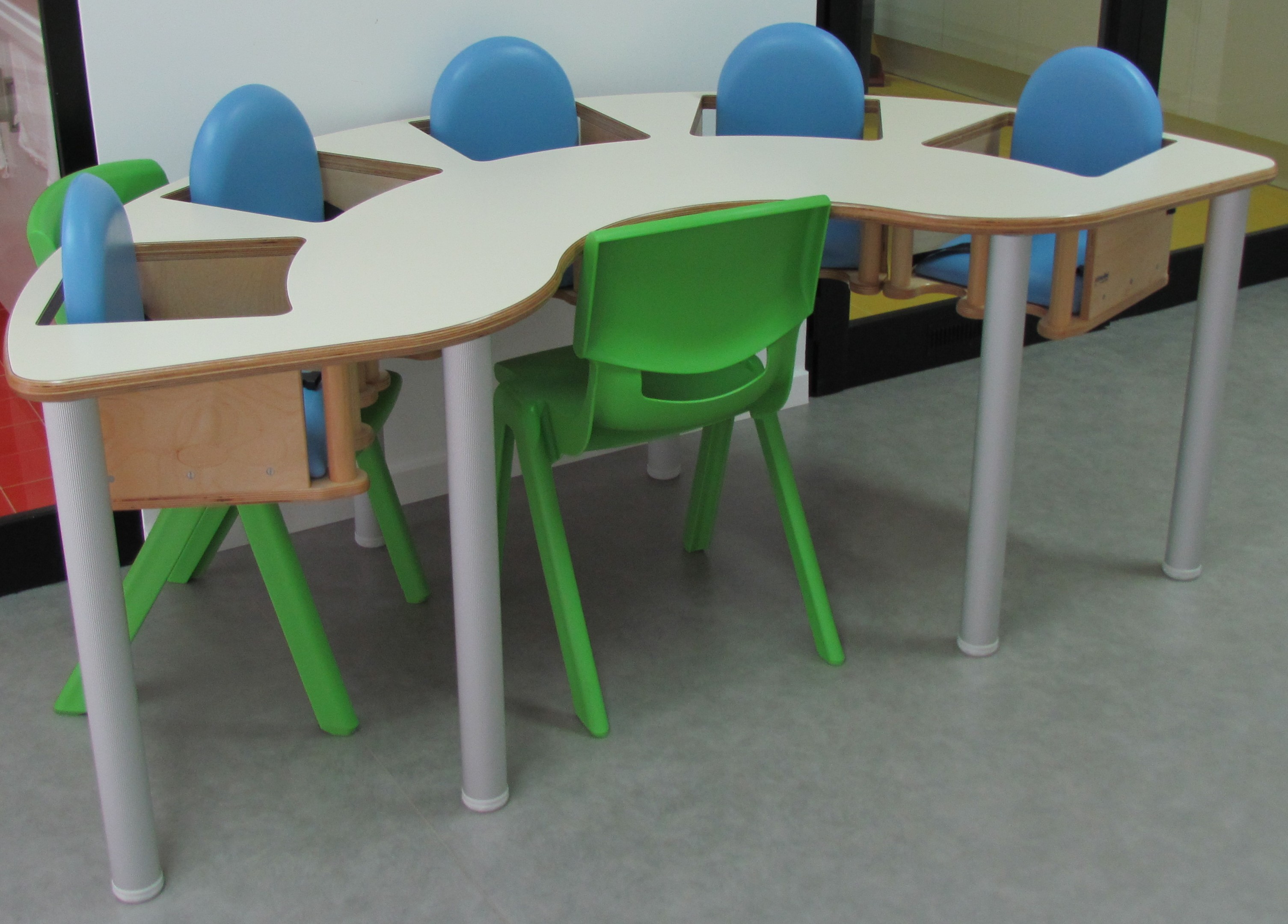 MESA PARA ALIMENTAÇÃO PARA 5 CRIANÇAS