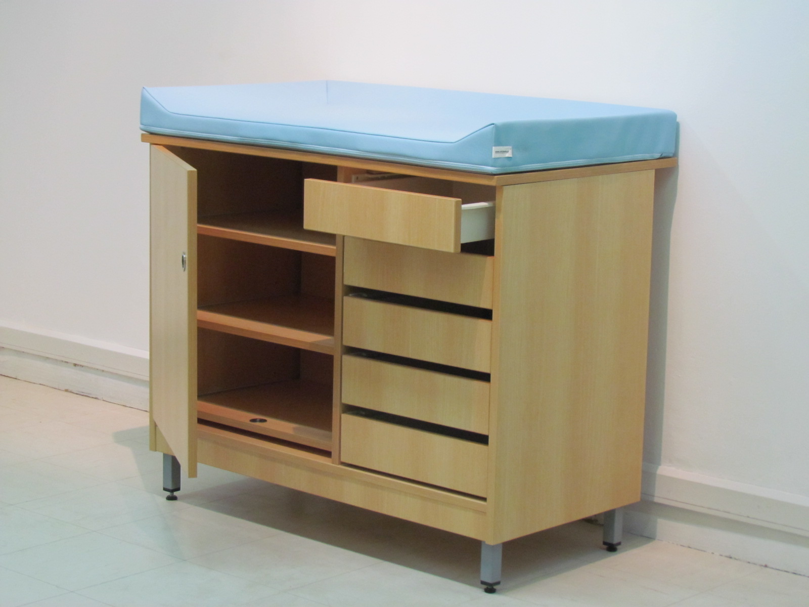 BANCA DE MUDA METADE GAVETAS, METADE PORTA E PRATELEIRA