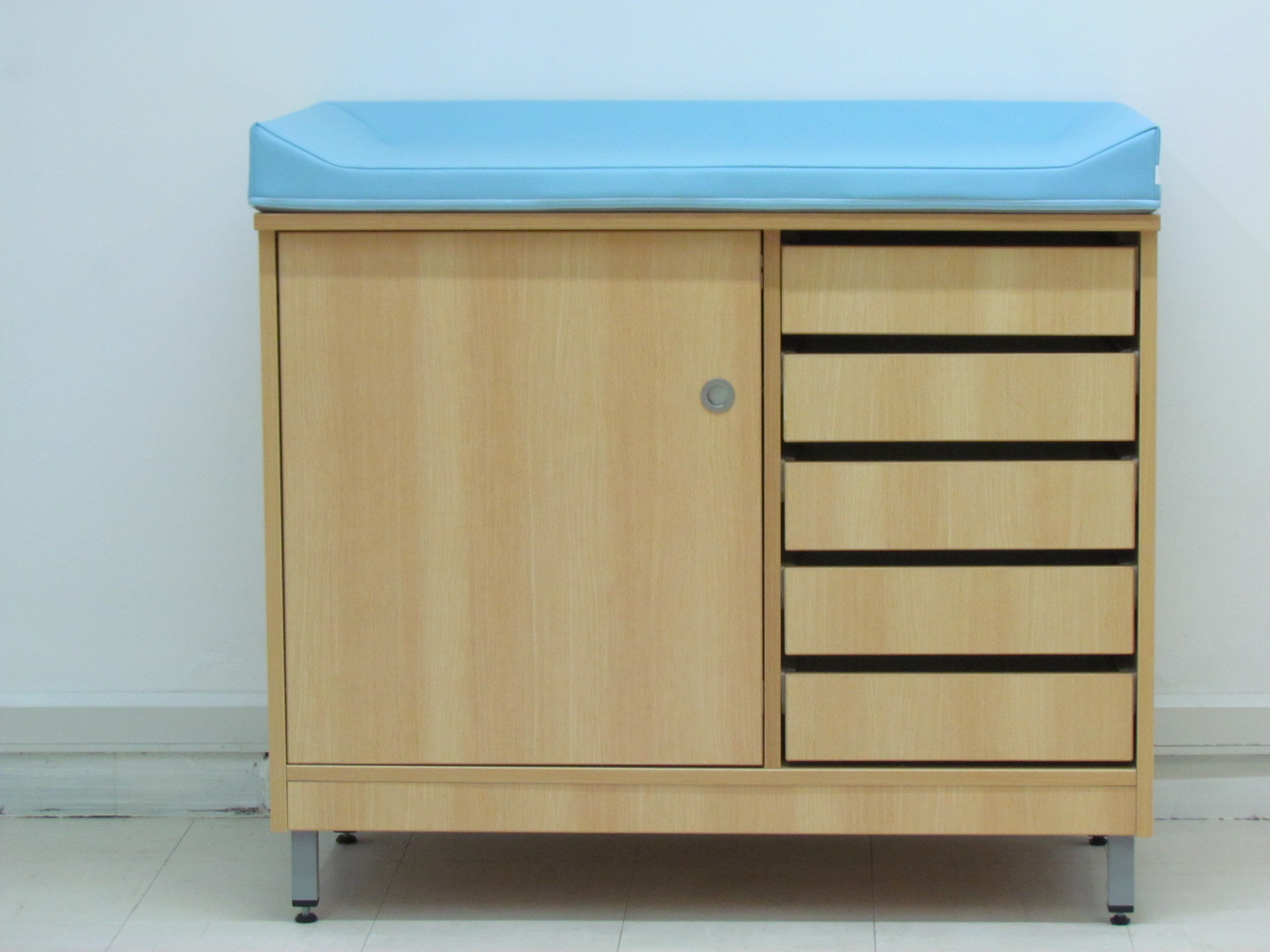 BANCA DE MUDA METADE GAVETAS, METADE PORTA E PRATELEIRA