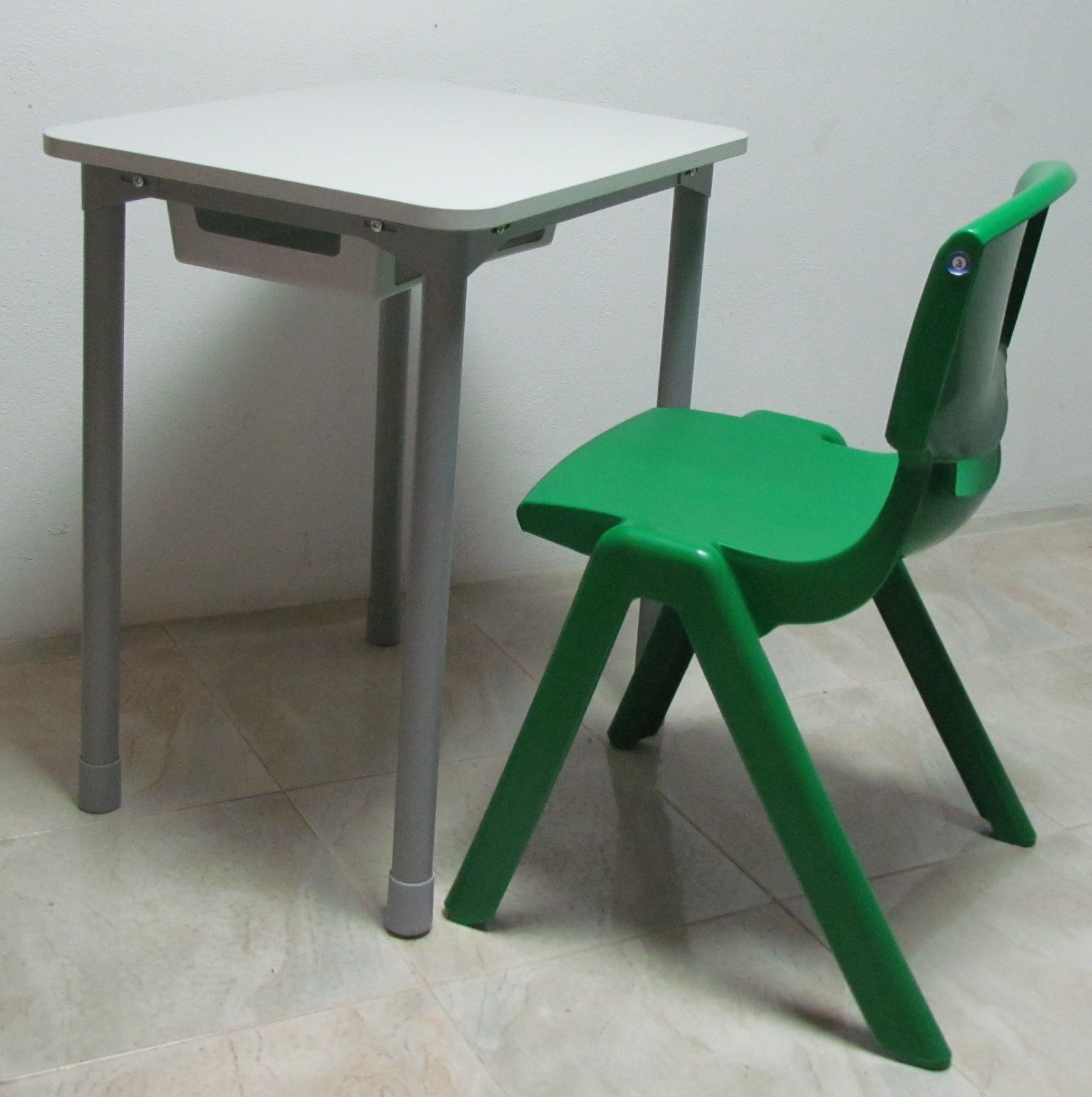 MESA ESCOLAR (65X50)ME.12 T.CINZA R50,8ªS, PERNA E PÉ CINZA